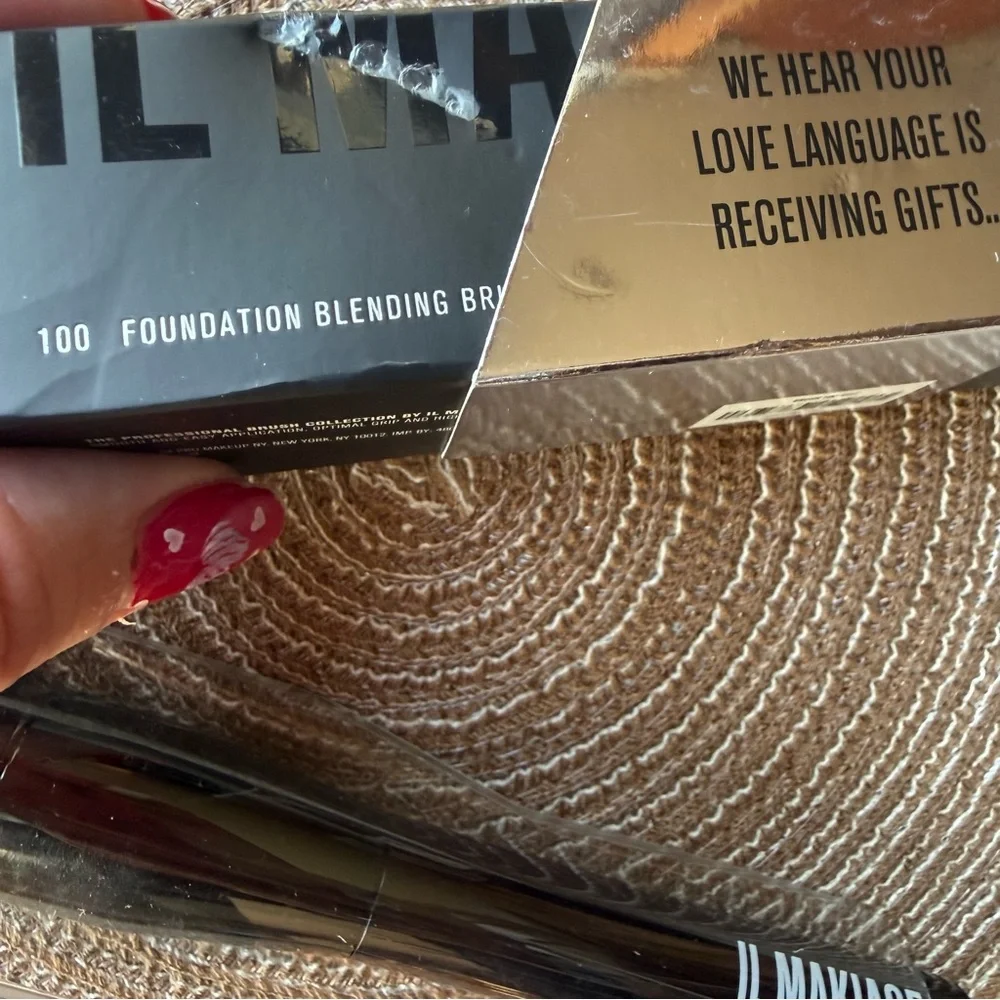 NEW - IL MAKIAGE - FOUNDATION BLENDING BRUSH #100 - BEST SELLING!